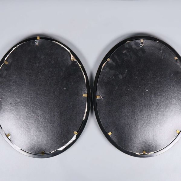 Baksida på två stora svarta ovala ramar