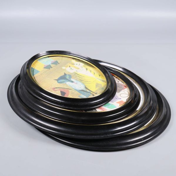 Ovala svarta ramar staplade på varandra från sidan