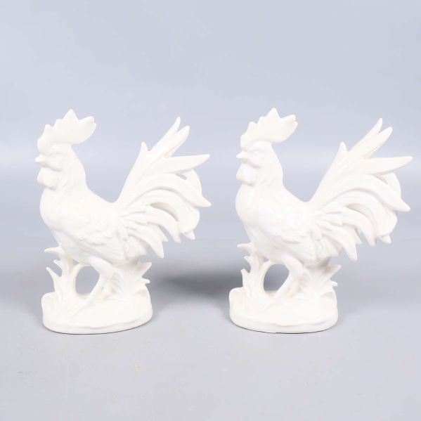 Två vita tuppfigurer med detaljerad fjäderdräkt