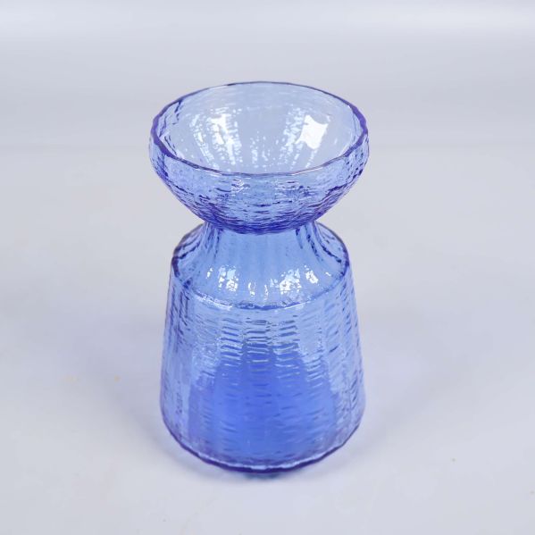 Blå vas sedd från sned vinkel uppifrån