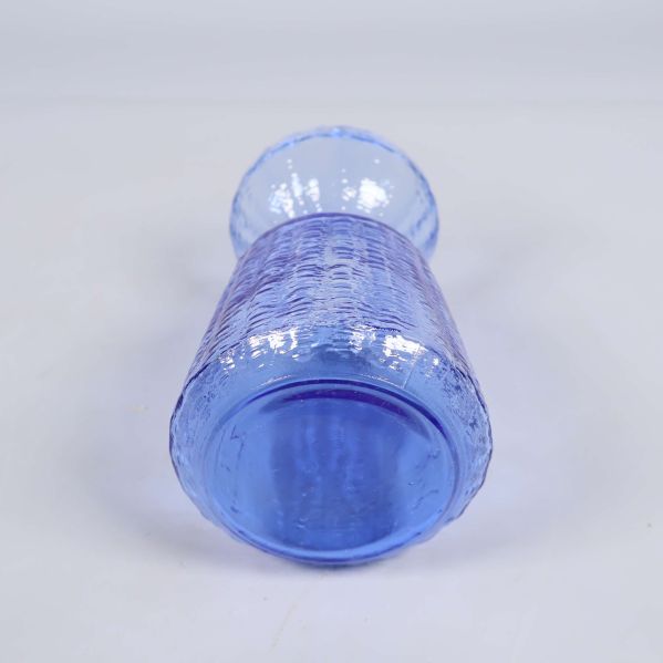 Vas i blått glas liggande på sidan