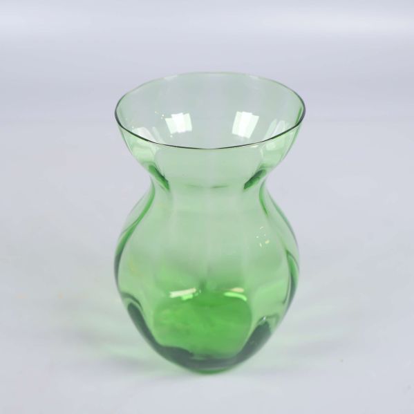 Grön vas i glas sedd snett uppifrån