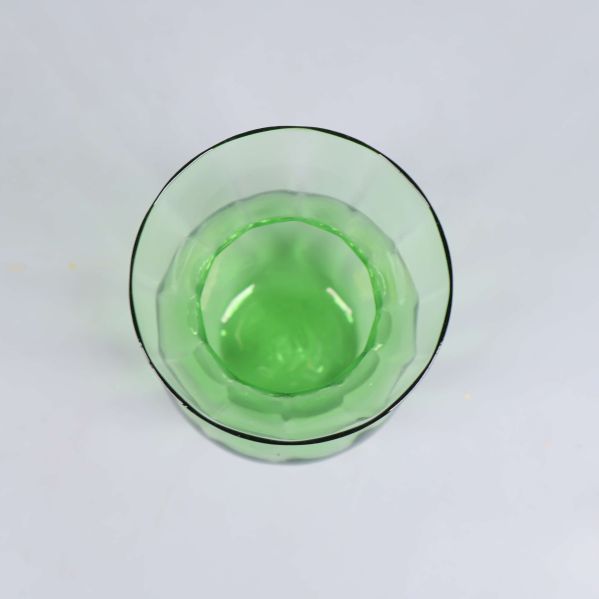 Öppen topp på grön glasvas ovanifrån