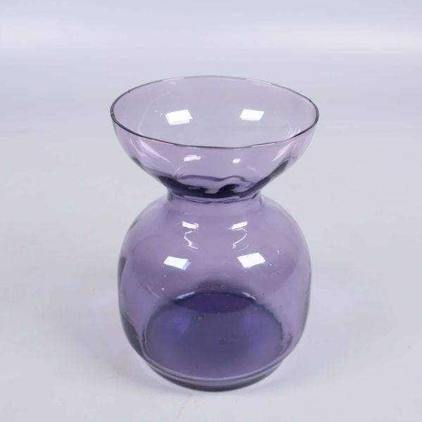 Glasvas i blått glas sedd från sidan