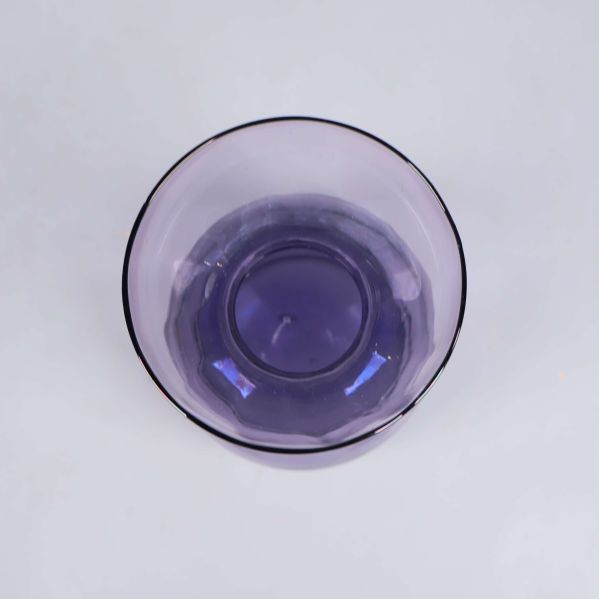 Toppvy av blå glasvas med öppen hals