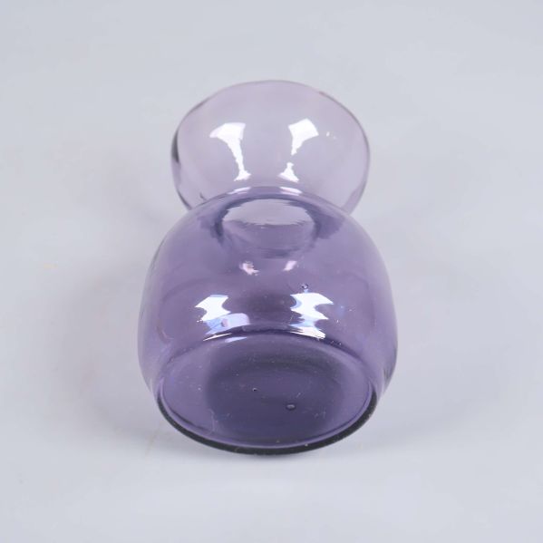 Blå glasvas liggande på sidan