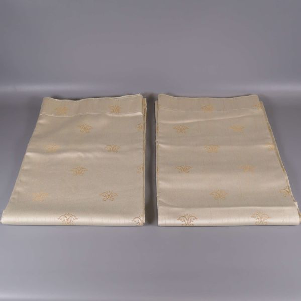 Gardiner hopvikta och placerade bredvid varandra