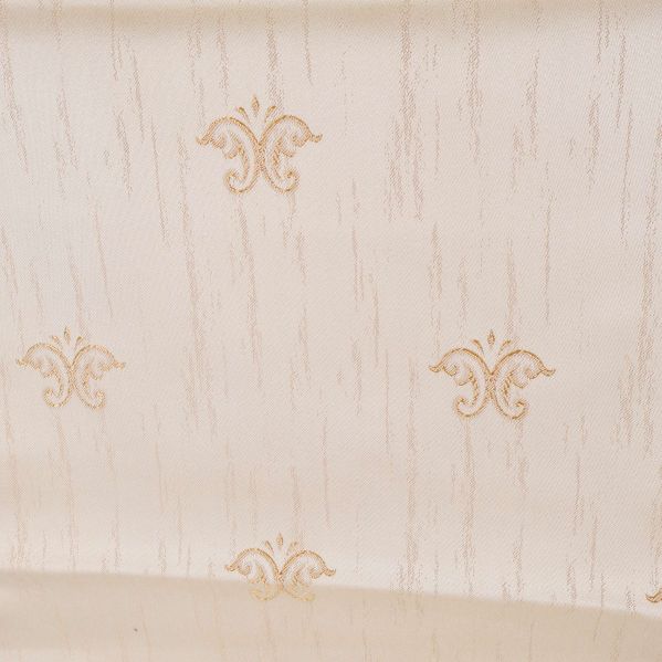 Närbild av gardinens broderade mönster