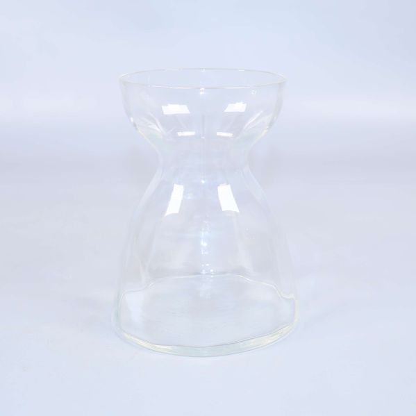 Transparent vas i glas med böjd midja sedd framifrån