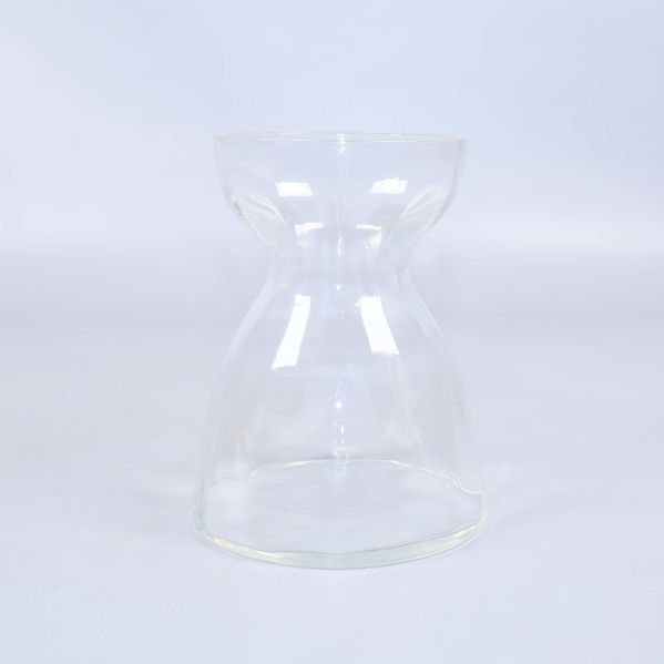 Transparent vas i glas fotograferad snett framifrån