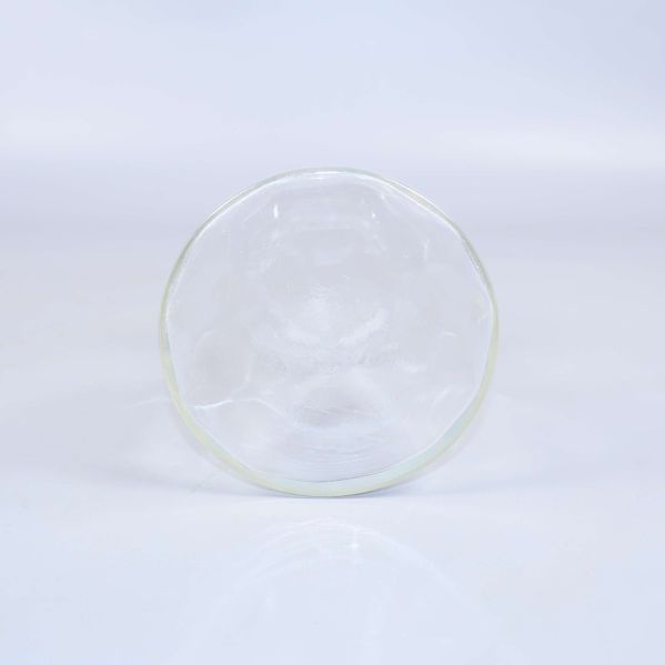 Basen av glasvas med tydlig rund form och glasstruktur