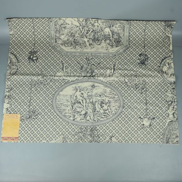 Dekorativ duk med svartvitt motiv och etikett