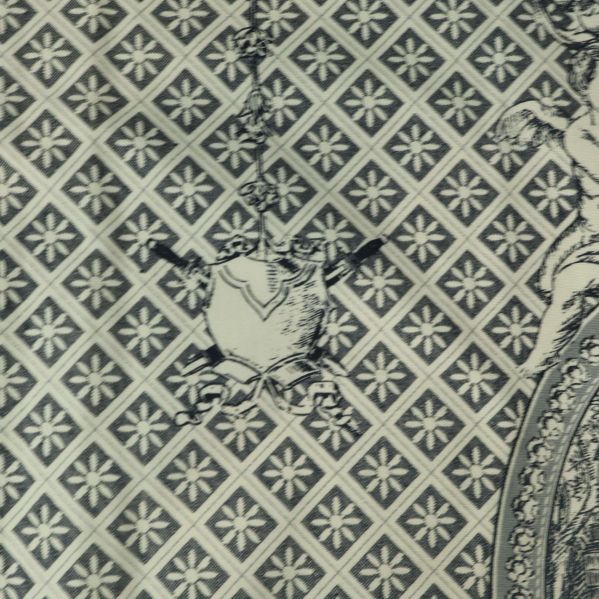 Rutmönstrad yta med vapensköldsmotiv på duk