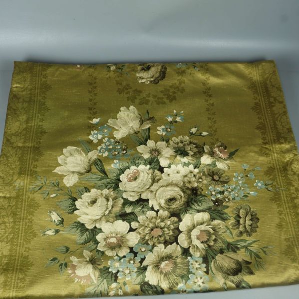 Draperi med frodigt blommönster och dekorativ kant