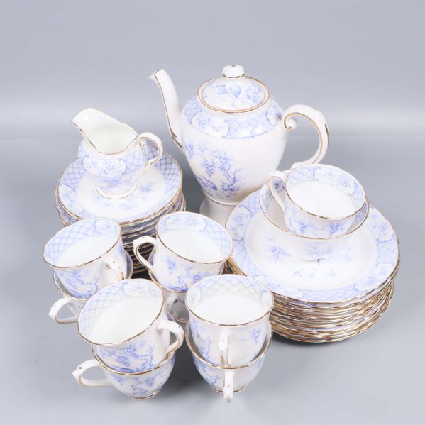 Komplett servis med kanna och flera porslinskoppar