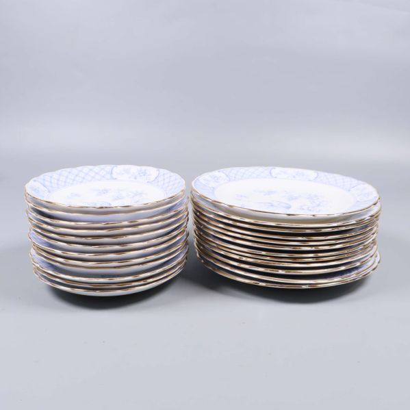 Två staplar med dekorerade porslinstallrikar