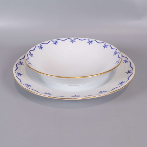 Djup tallrik och flattallrik med blå dekor i närbild