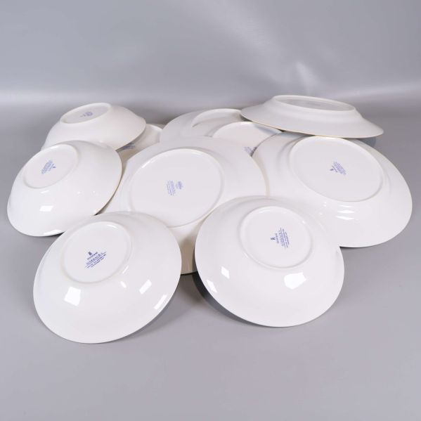 Baksidan av tallrikar visar stämplar och märkningar