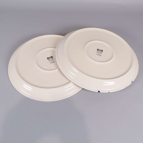 Baksidan av tallrikar med märkning