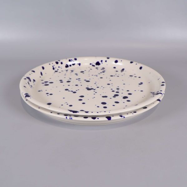 Profilbild på två tallrikar staplade