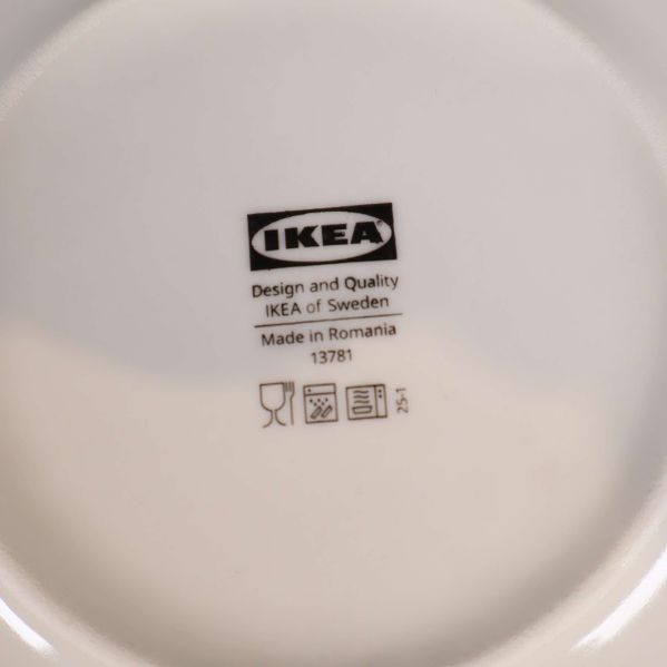 Närbild på IKEA-logotyp under tallrik
