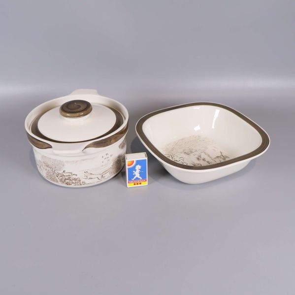 Karott och skål bredvid tändsticksask för storleksjämförelse