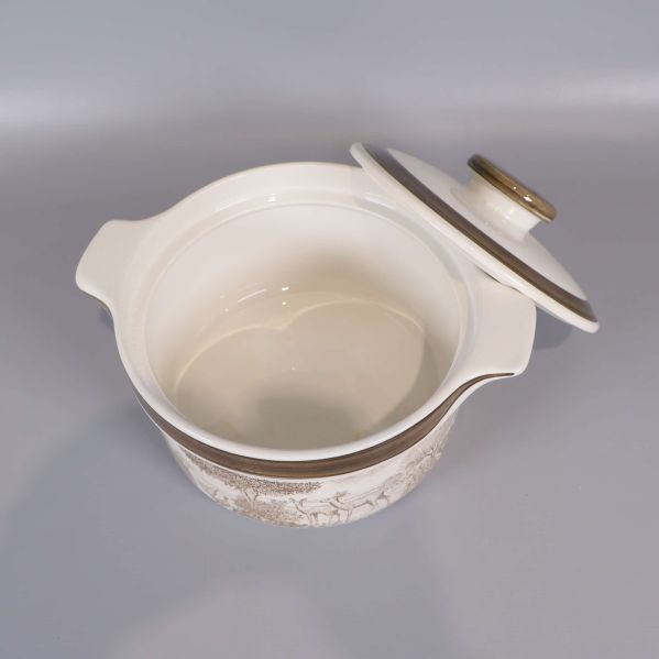 Öppen karott med lock och rundade handtag