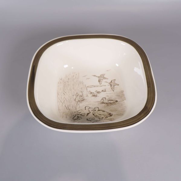 Närbild på skål med dekor av änder och vass