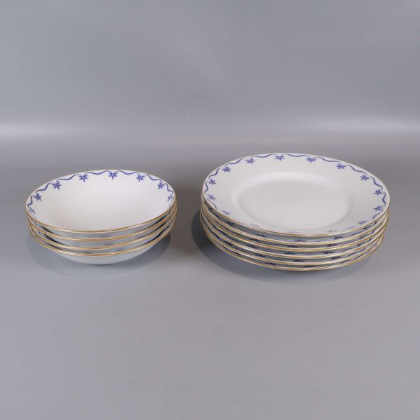 Tallrikar och skålar med blå dekor och guldkant