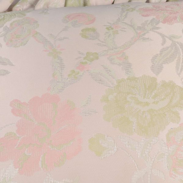 Närbild på blommigt tyg i rosa och grönt