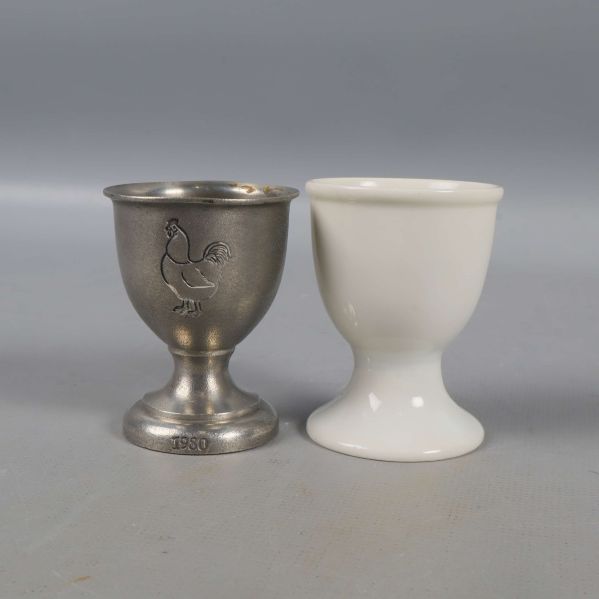 Metall- och vit ägghållare sida vid sida