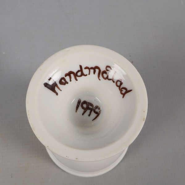 Insidan av keramisk ägghållare med handmålat årtal