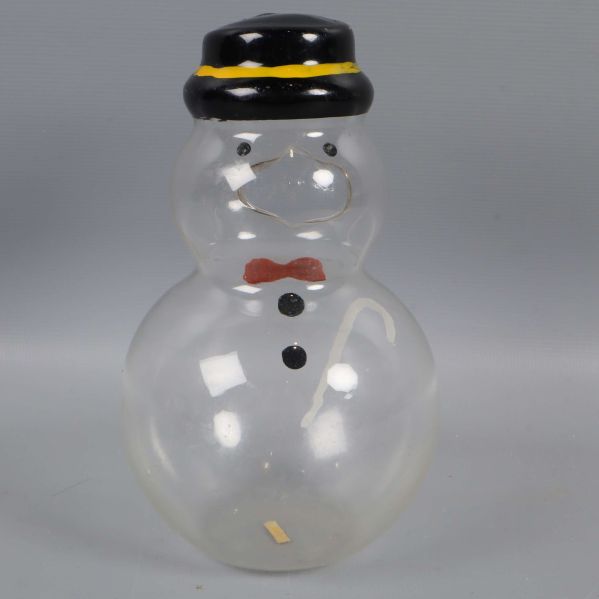 Snögubbe i glas sedd rakt framifrån