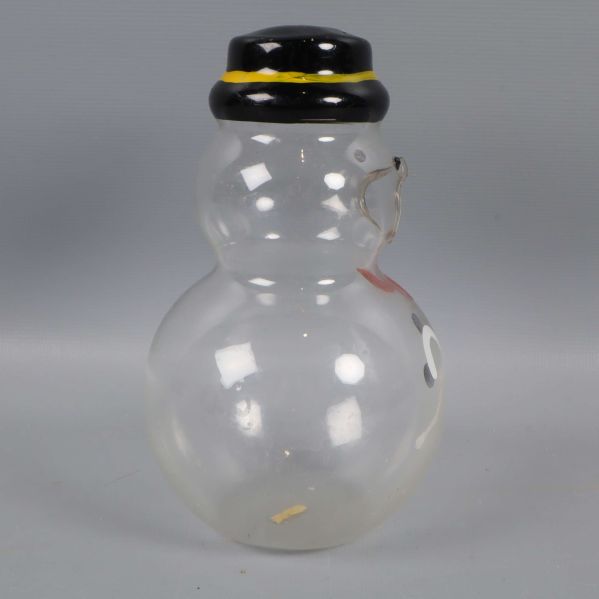 Snögubbe i glas sedd från vänster sida