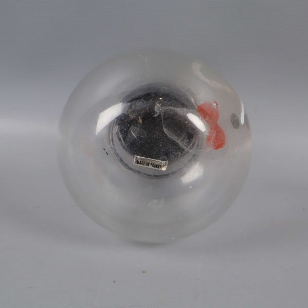 Snögubbe i glas sedd underifrån och visar botten