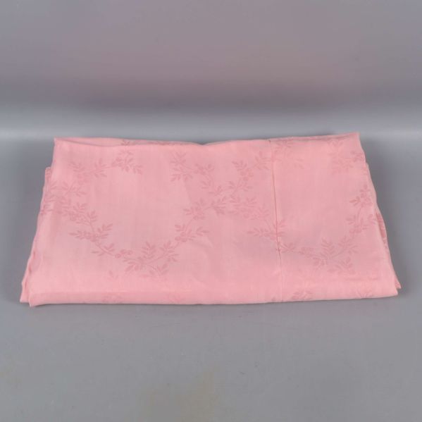 Hopvikt rosa duk med blommönster på grå bakgrund