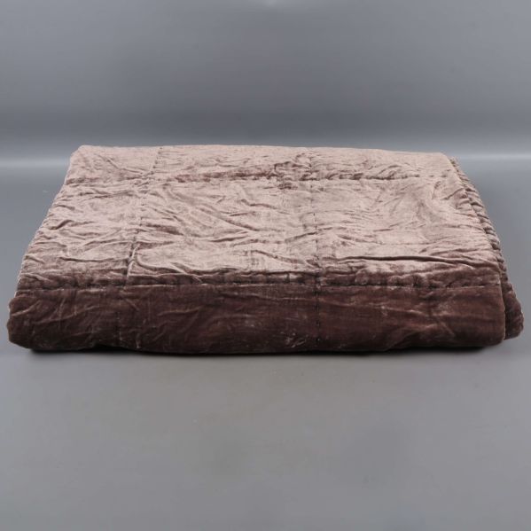 Hopvikt överkast med mörk och ljus sida synlig