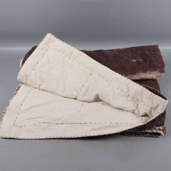 Undersida av överkast med ljus quiltad yta