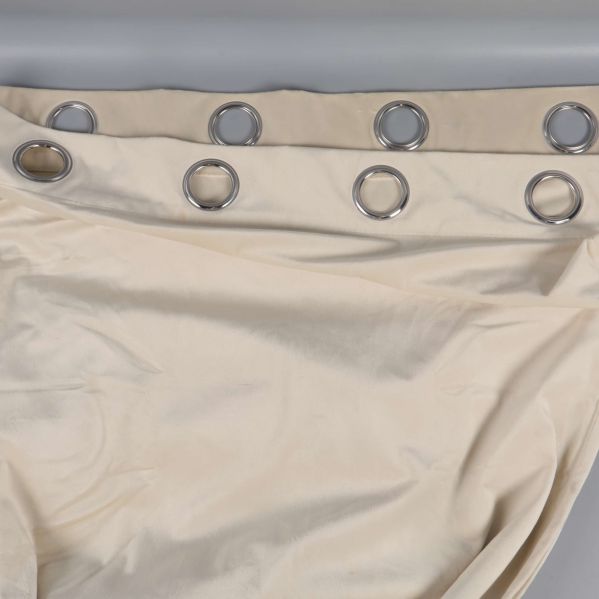 Gardiner med öljetter i toppen synligt uppradade