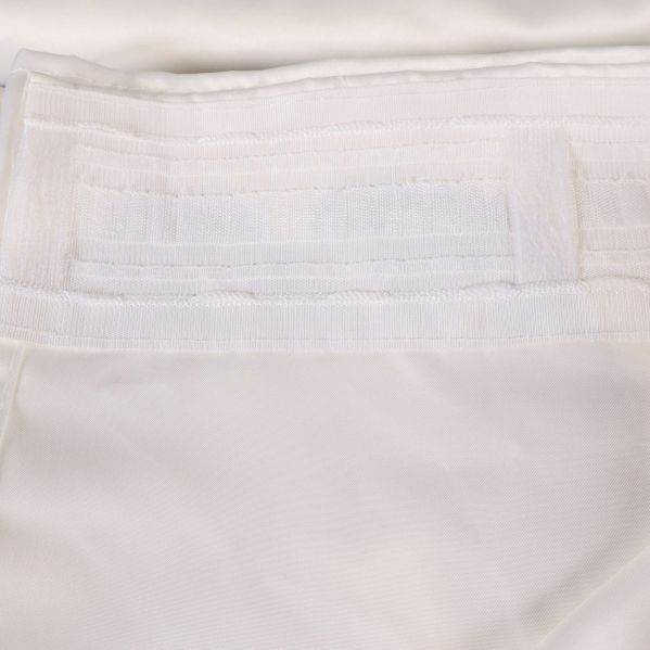 Närbild på veckband vid gardinens ovankant