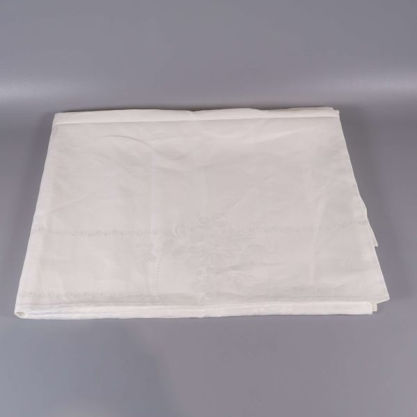 Stor vit duk prydligt vikt på bordsyta