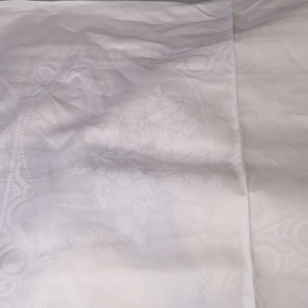 Duk med synligt ton-i-ton blommönster