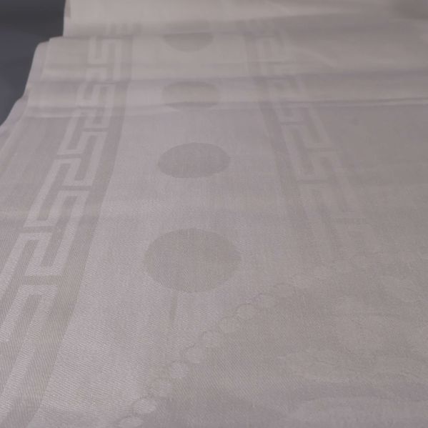 Vit duk med runda mönstrade former