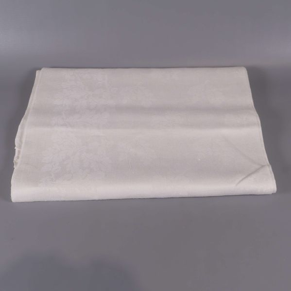 Vikt vit duk lagd på grå yta