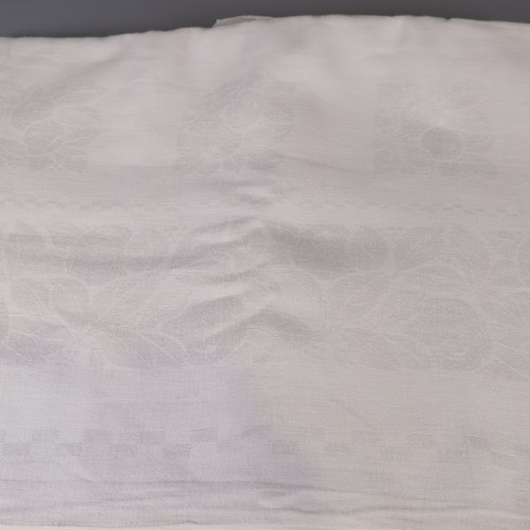 Struktur och mönster syns tydligt på vit duk