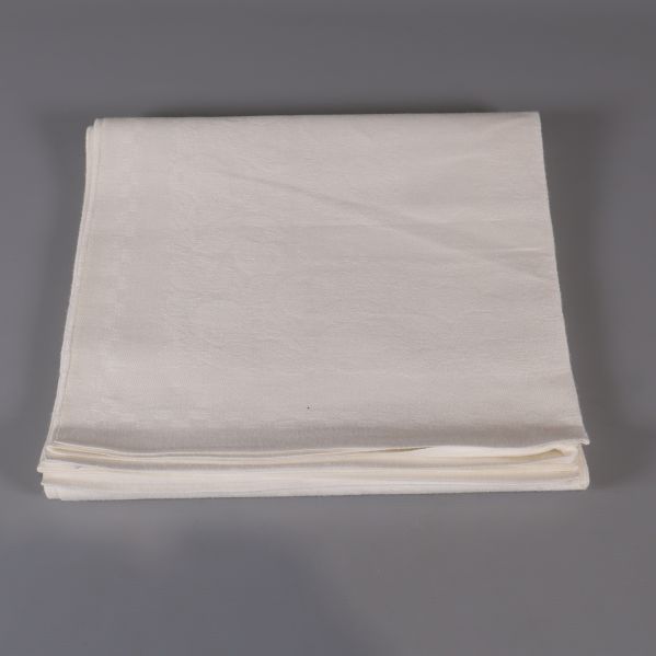 Vikt vit duk prydligt vikt på bord