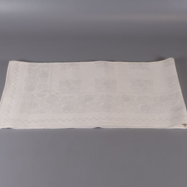 Utbredd vit duk med invävt mönster synligt