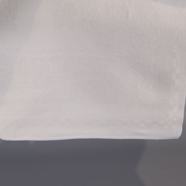 Detalj av hörn på vit duk med struktur