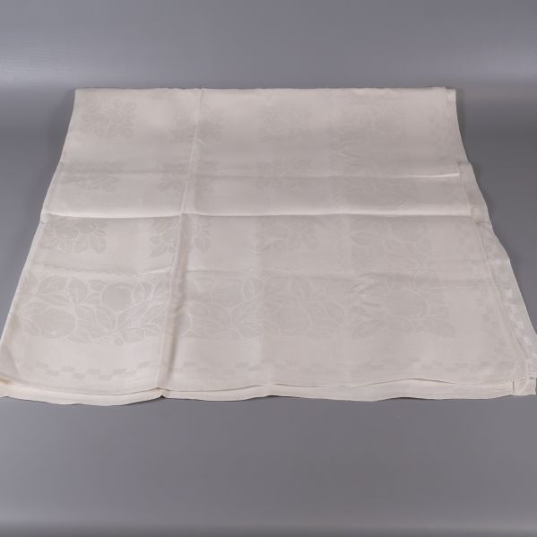 Vit duk utvikt i hel vy med blommönster