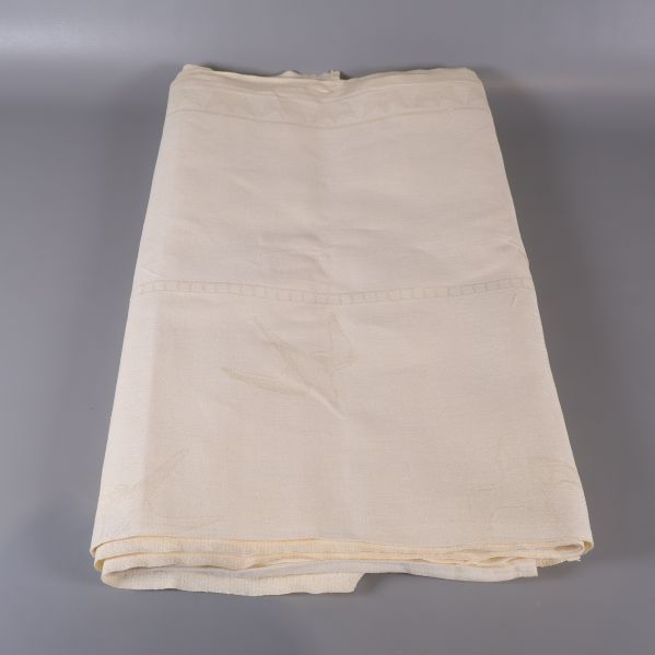 Vikt och ihopvikt ljus duk på grå bakgrund